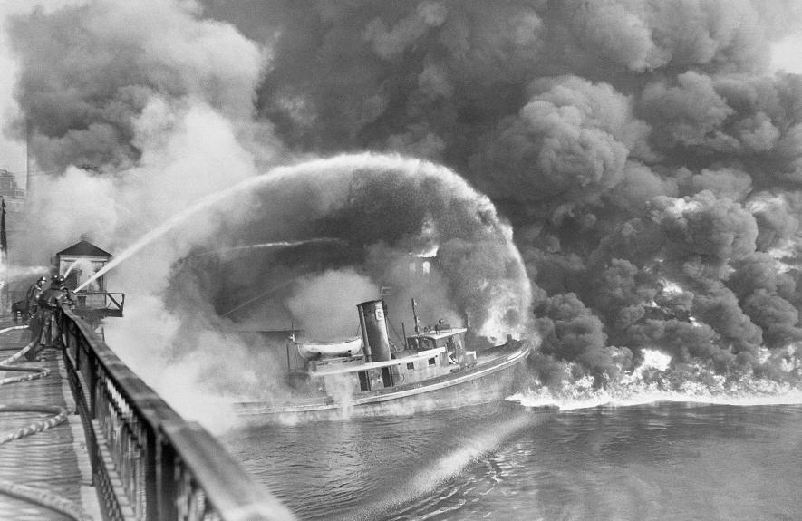 蓋雅荷加河在1969年的最後那場火沒有留下任何照片。不過在1952年11月3日這次最糟事件中，共燒毀了三艘拖船、三棟建築物及修船場。起火點則是一片浮油。PHOTOGRAPH BY BETTMANN, GETTY IMAGES 