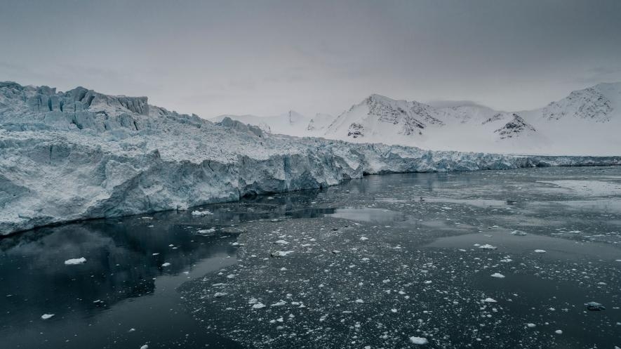 在弗拉姆海峽的東邊邊界──挪威斯瓦巴群島（Svalbard islands）上的冰河正在融化、湧入大海。PHOTOGRAPH BY CHRISTIAN ÅSLUND, GREENPEACE