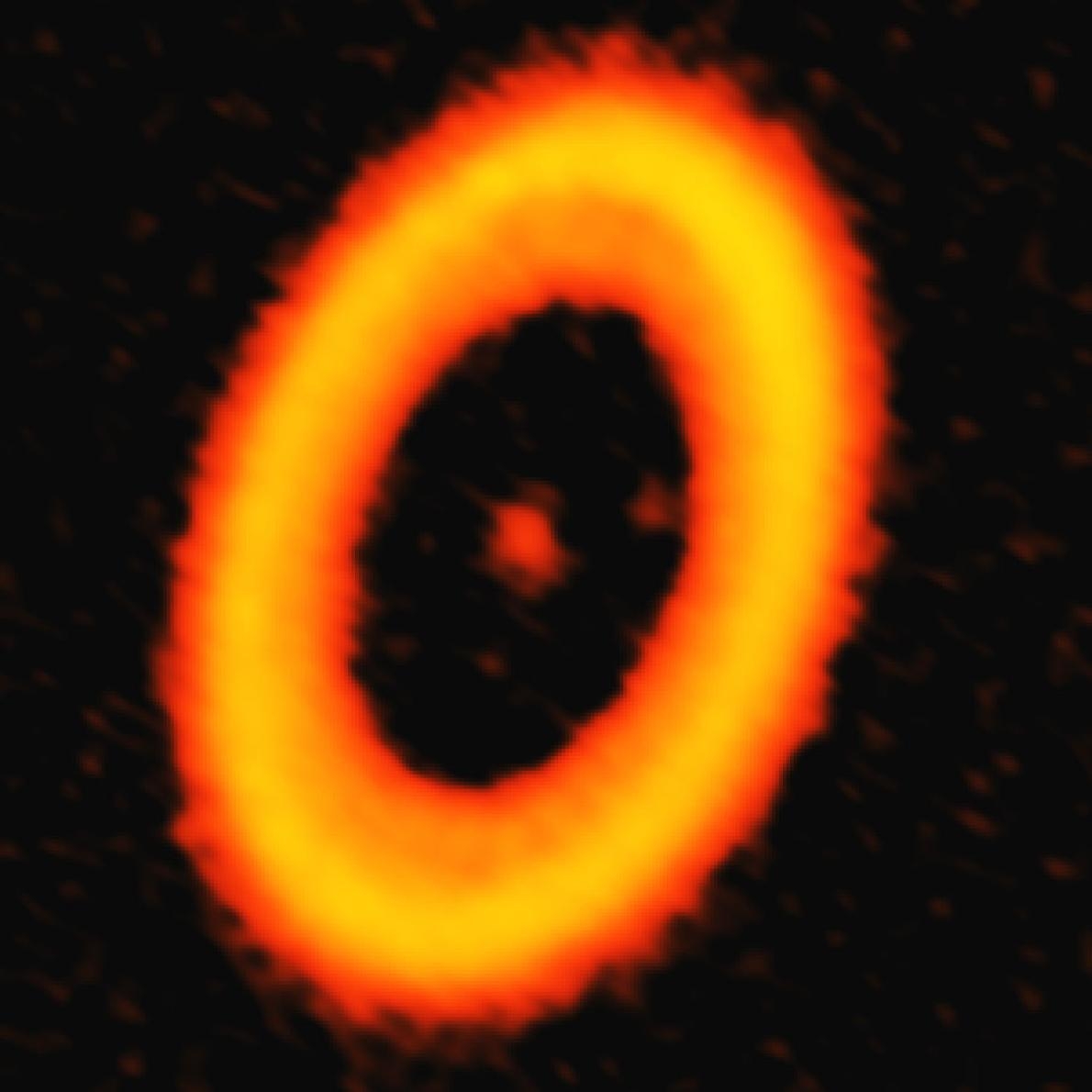 這張由亞他加馬大型毫米及次毫米波陣列（ALMA）所拍攝的影像，是PDS 70恆星系統周圍的塵埃圓盤。塵埃盤內有兩個黯淡的光斑，其中一個可能是我們首度目擊系外衛星即將形成的模樣。IMAGE BY A. ISELLA, ALMA (ESO/NAOJ/NRAO)