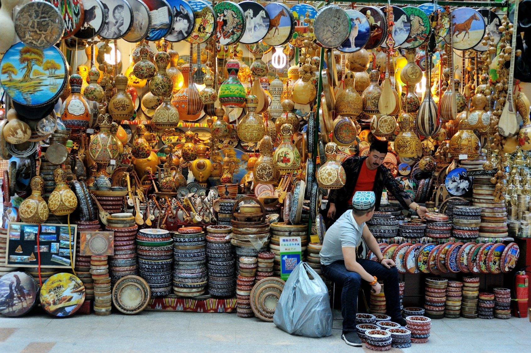 「巴札」是維吾爾語中的市集，多半於每星期中固定一天舉行，人們聚集於此購買生活必需品。