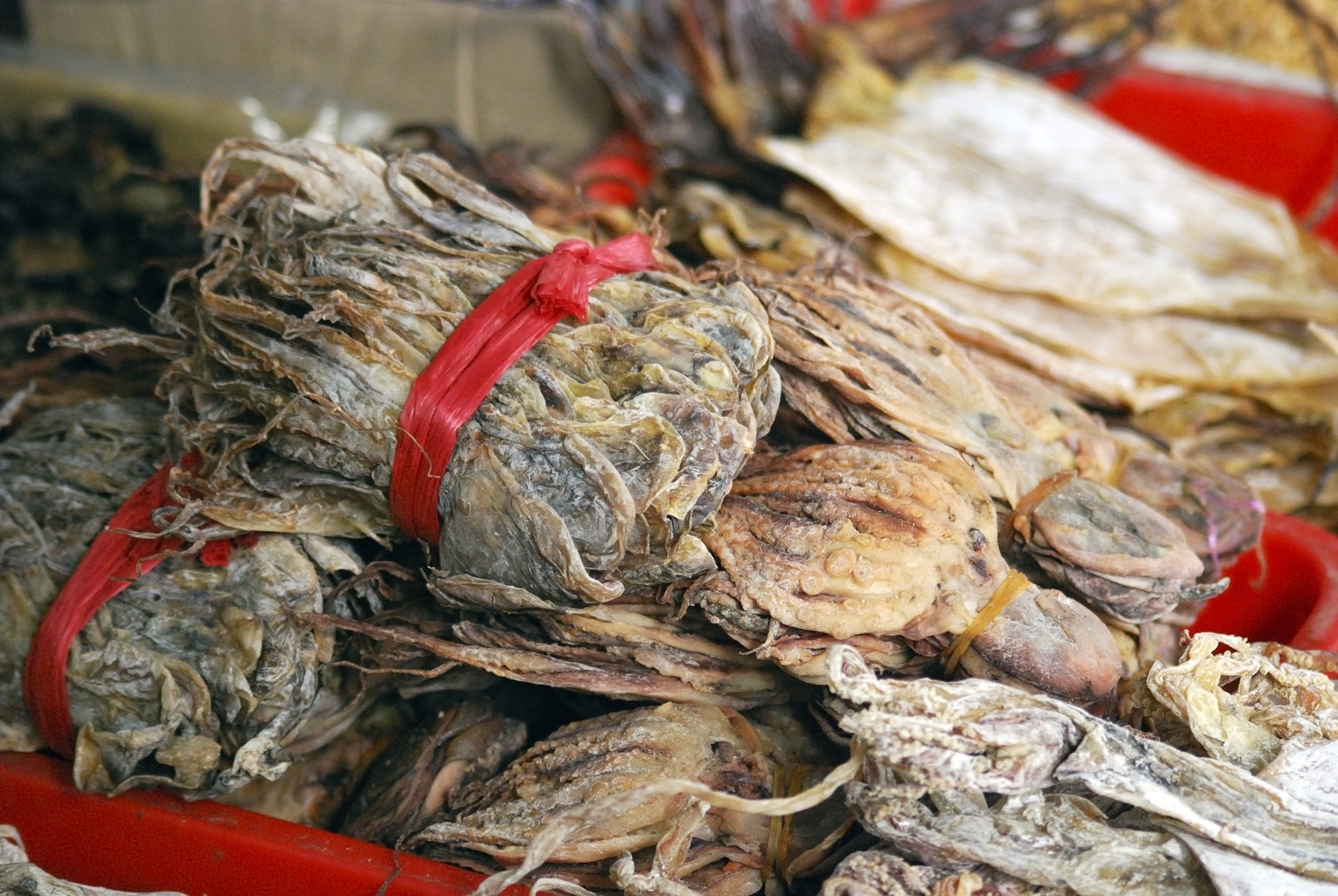 海鮮乾貨的處理與料理，反映廣州人的海上文化，透過將海鮮乾燥處理更方便航海與保存。
