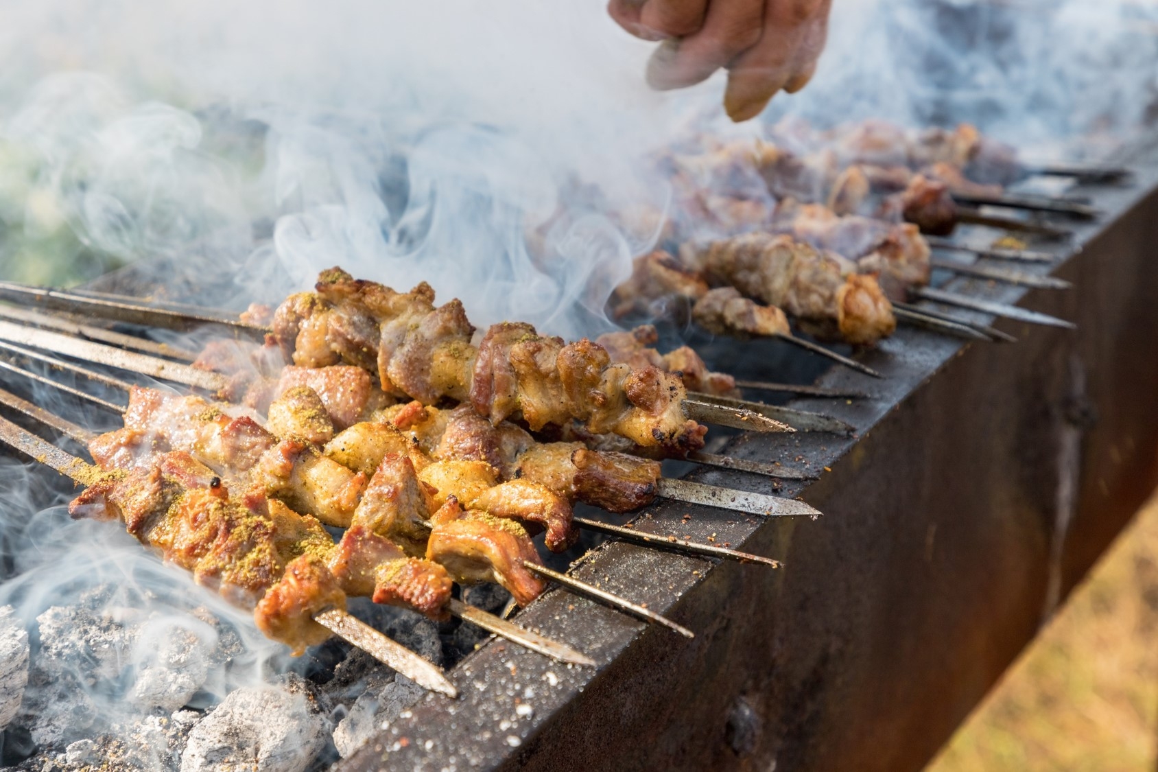 烤羊肉串的做法簡單卻讓人回味不止，撒上疆味濃郁的孜然與辣椒粉，就讓新疆人彷彿回到家鄉故土一般 。