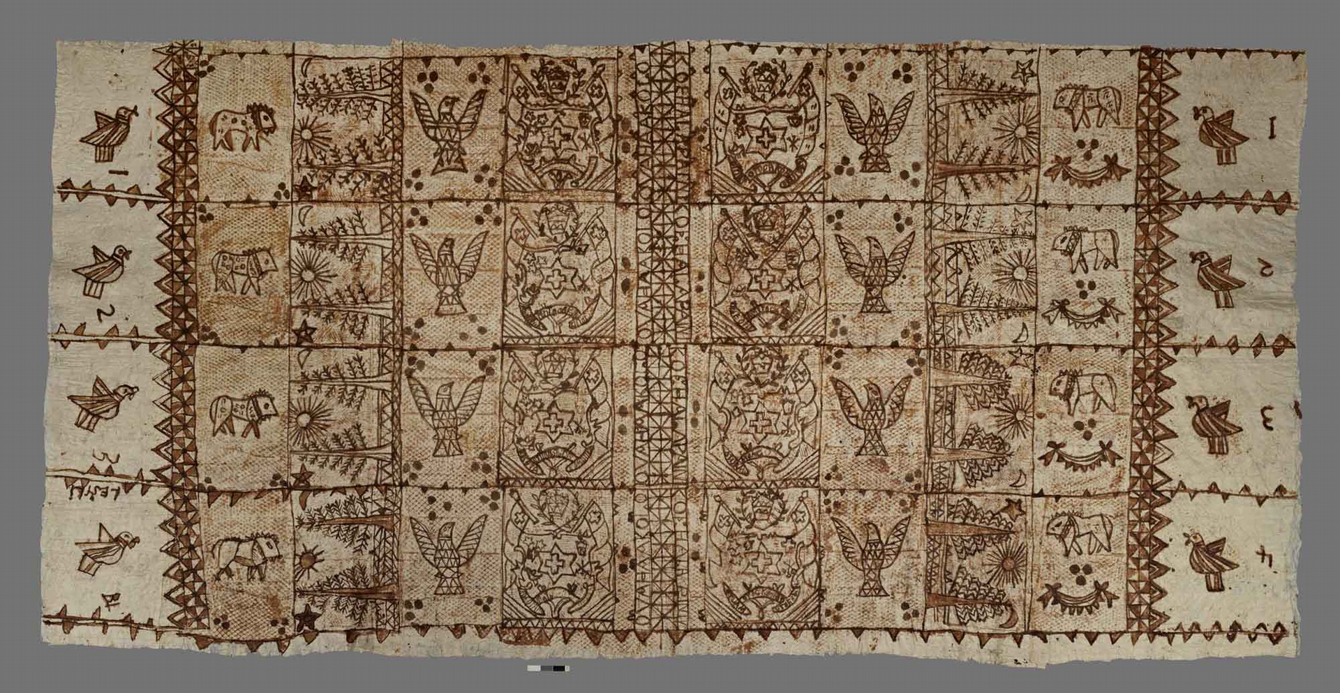 1970 年代出產的東加王國樹皮衣，由構樹樹皮製成，花紋內容包含東加社會重視的動物、植物以及國徽。圖片來源│The British Museum (CC BY-NC-SA 4.0)