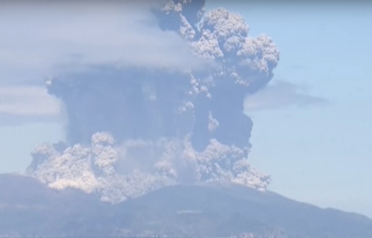 日本火山爆發影片：駭人的美
