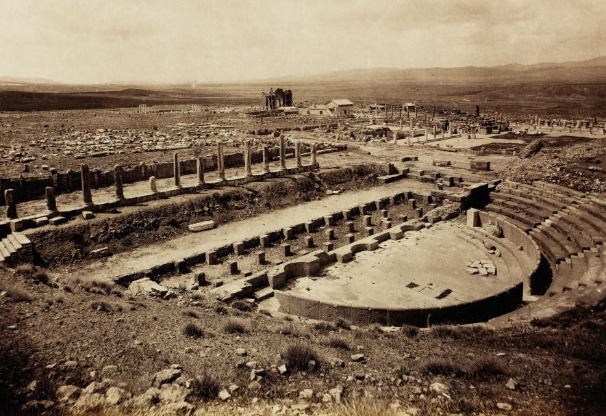薩穆加迪的劇場建於公元2世紀。這張照片攝於1893年，即發掘工作開始的十年前。照片顯示劇場保存地相當完好。PHOTOGRAPH BY GÉRARD 