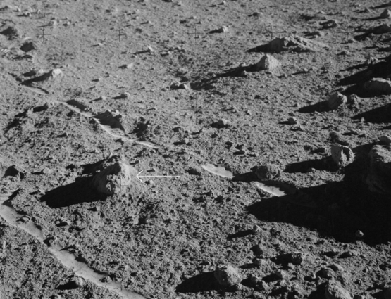 月岩14321號樣品「大伯莎」（Big Bertha）的野外原位照片，阿波羅14號太空人艾倫．雪帕德（Alan Shepherd）1971年攝於月球。圖片來源：NASA。