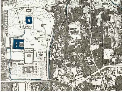 這張局部圖取自一張京城（Keijo）地圖，京城是日本人在1926年到1945年統治韓國期間對現今首爾的稱呼。左邊的白色區域是一大片公共空間，原本是一座14世紀宮殿的場地。