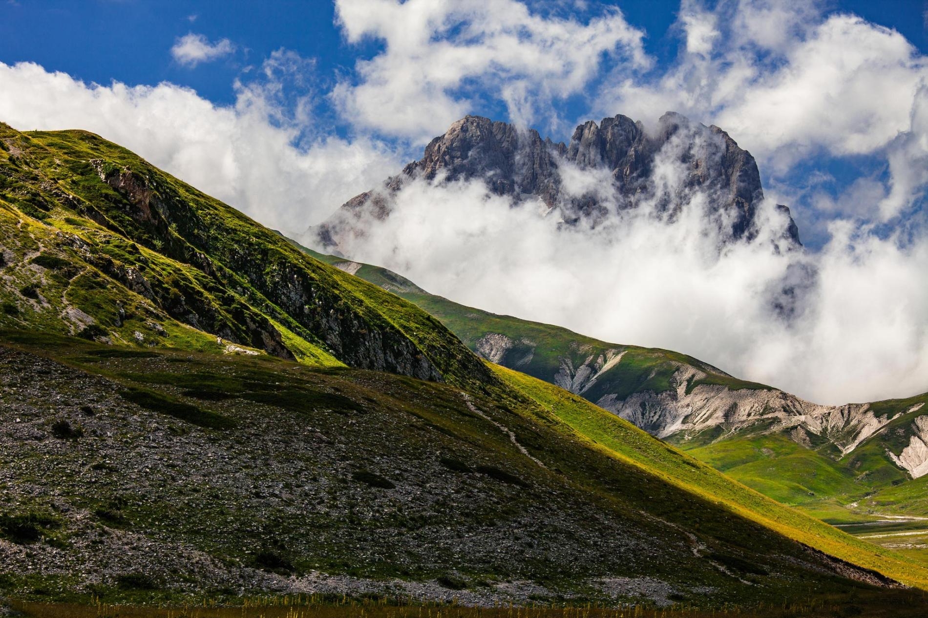 大科爾諾峰（Corno Grande）矗立在白雲之間，是亞平寧山脈（Apennine Mountains）的最高峰。對於地殼構造的調查顯示，位在義大利中部的亞平寧山脈是大亞德里亞古大陸（Greater Adria）被削去陸塊的一部分殘骸。PHOTOGRAPH BY GUIDO PARADISI, ALAMY STOCK PHOTO