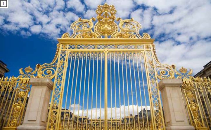 鍍金大門-凡爾賽宮是個相當注重禮節的場所，裡頭劃分成很多個不同的區域，每個區域都專屬於不同的使用者。這個金碧輝煌的大門是為了區隔外部的首相庭園以及內部的皇家庭園，可說是一條非常重要的界線。大門上有奢華的鍍金，表示只有一定階級的人才能進入宮殿的這個部分。大門頂端由巨大的皇冠與其他皇家圖騰裝飾，中間的圓形物體是路易十四的個人紋飾，也就是太陽，旁邊還有三個百合花飾，這是法國王室的紋章。