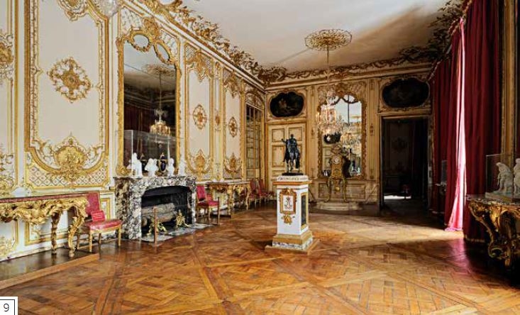 國王臥室-這個位於大理石庭園北側中央的房間原本是當成會客室使用，後來成為國王的臥室。在朝臣的簇擁下，國王會在這個房間梳洗，並在法文稱為「Lever」的起床禮儀式中為接下來的一天作準備。國王臥室有許多豪華的裝飾，包括鍍金的壁柱與簷口，以及著名藝術家─例如范戴克（VanDyck）─的畫作，這些裝飾都留存至今。