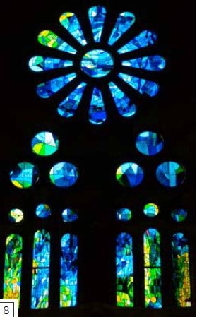 彩繪玻璃窗-藝術家維拉葛勞（Joan Vila-Grau）從1999年以來，就依照高第的主規畫圖設計聖家堂的彩繪玻璃窗。他運用飽和的色彩製作抽象的花紋圖樣，使聖家堂內部充滿繽紛的光線。這些玻璃由荷西 瑪利亞 波納（Josep Maria Bonet）的工坊製 作，這座工坊早在聖家堂興建地下室時，便已負責教堂窗玻璃的安裝工作。  
