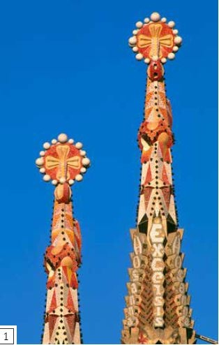 尖頂飾-教堂外部通常是未經裝飾的天然石頭，但聖家堂的尖塔上有各種繽紛的色彩，呈現許多具有象徵意涵的雕刻，例如十字架和主教的戒指，以及禱文和讚頌的字詞，例如「榮歸主頌」（excelsis）。尖塔扭曲的造型與多面的形狀在太陽光線移動下，呈現出紅色、金色、白色和綠色。尖頂飾覆蓋著破碎瓷磚製成的馬賽克拼貼。馬賽克特別受高第青睞，因為瓷磚的顏色鮮豔而持久，不會跟塗料一樣，隨時間的流逝而褪色。