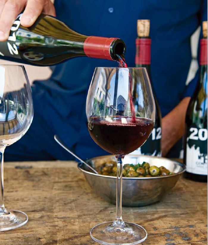 在埃特納火山的山坡上的Passopisciaro酒莊，品嘗佛蘭切提（Franchetti）家族的紅葡萄酒。