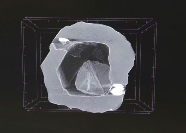 這張雙層鑽石的X光影像，顯示出一個很小的鑽石緊靠著一個更大鑽石內部空腔的內壁。由於鑽石形成的地球深處有著巨大的壓力，這種空隙在那裡是不可能存在的。因此研究人員認為一定曾經有某些東西填滿了整個空腔。PHOTOGRAPH COURTESY OF ALROSA