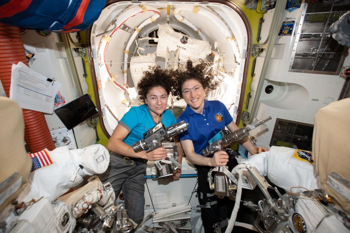 美國航太總署（NASA）太空人潔西卡．梅爾（左）和克莉絲緹娜．科赫（右）在國際太空站（International Space Station）的「尋求號氣密艙」（Quest airlock）內合影。她們正在準備太空衣和工具，以在10月18日進行歷史性的太空漫步。PHOTOGRAPH BY NASA