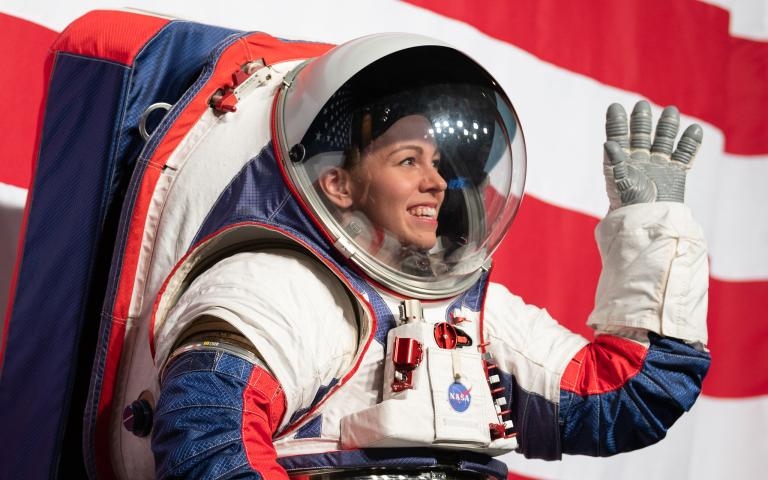 NASA強森航太中心（Johnson Space Center）的太空衣工程師克莉絲汀．戴維斯（Kristine Davis）正展示用於阿提米絲任務的新型太空衣原型。PHOTOGRAPH BY JOEL KOWSKY, NASA