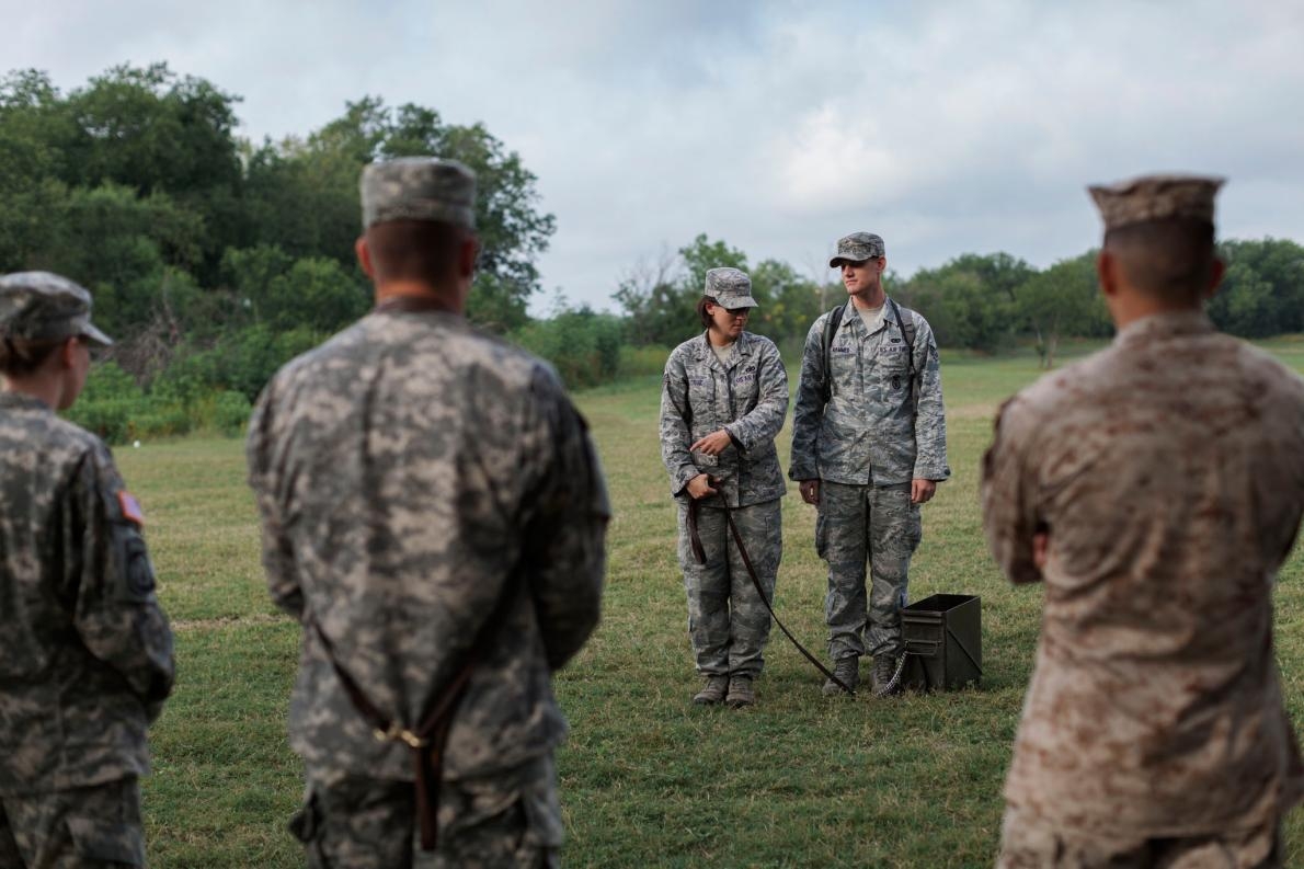 <b>基本訓練</b> – 來自軍犬訓練學校的學生，會先拿用過的彈藥箱練習，之後才會接手真正的動物。PHOTOGRAPH BY ADAM FERGUSON, NATIONAL GEOGRAPHIC 