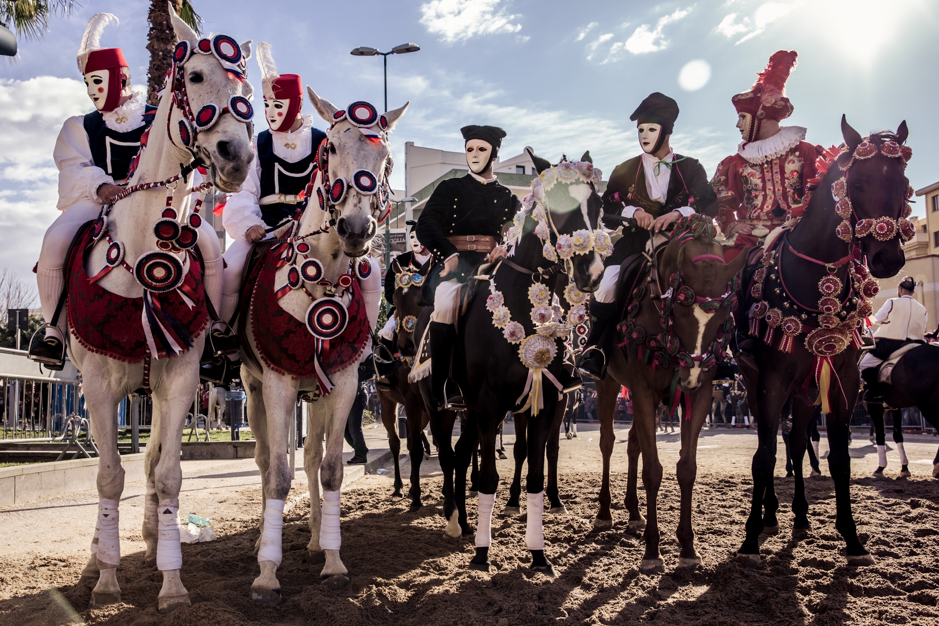 <b>傳統的面貌</b > - 騎士會用玫瑰狀飾物來幫馬兒精心打扮一番，而他們自身則穿著薩丁尼亞與西班牙各村落的傳統服飾。薩爾提里亞節的部分傳統源於早年的西班牙統治者所舉辦的馬背長槍比武大賽。PHOTOGRAPH BY MICHELE ARDU