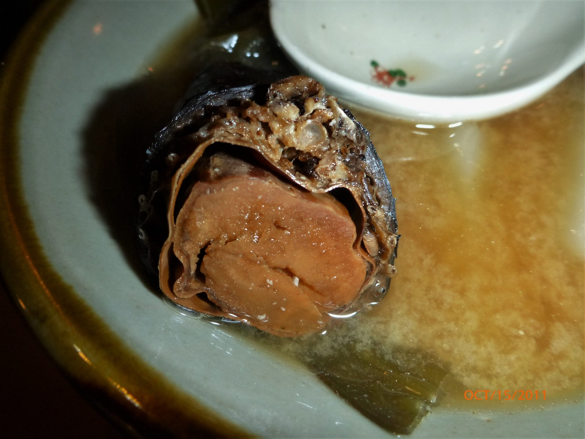 久高島海蛇定食。當時我只能勉強地將海蛇味噌湯喝完，至於那一整塊的蛇肉和內臟，我連咬一口的勇氣都沒有。攝影：杜銘章