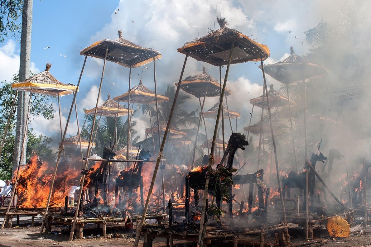 2013年8月18日，在印尼峇里島舉行的一場印度教傳統集體火化儀式中焚燒的棺材。PHOTOGRAPH BY PUTU SAYOGA, GETTY IMAGES