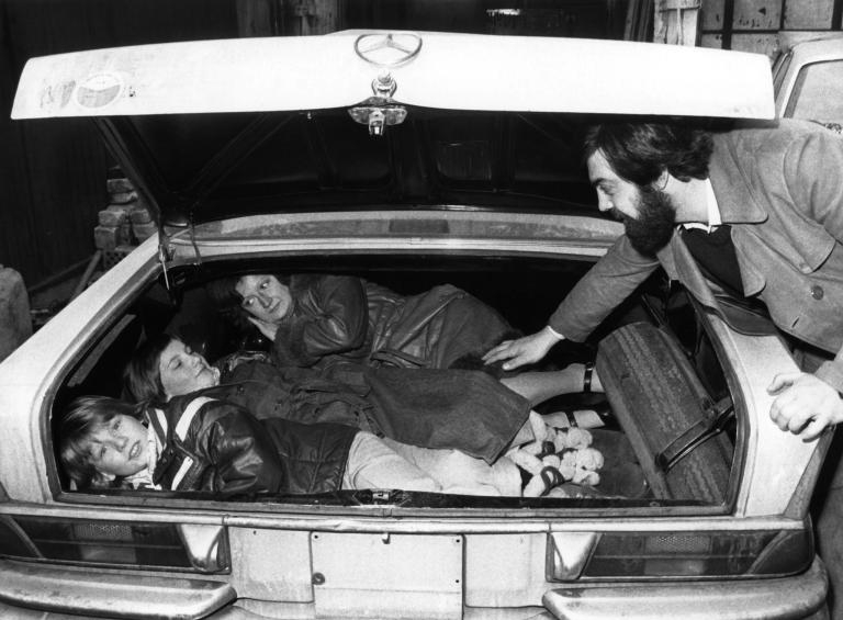 商人奧芬．富德（Alfine Fuad）示範在1976年時如何經由查理檢查哨（Checkpoint Charlie）把家人從東柏林偷渡出來。PHOTOGRAPH BY CHRIS HOFFMANN, PICTURE ALLIANCE/GETTY