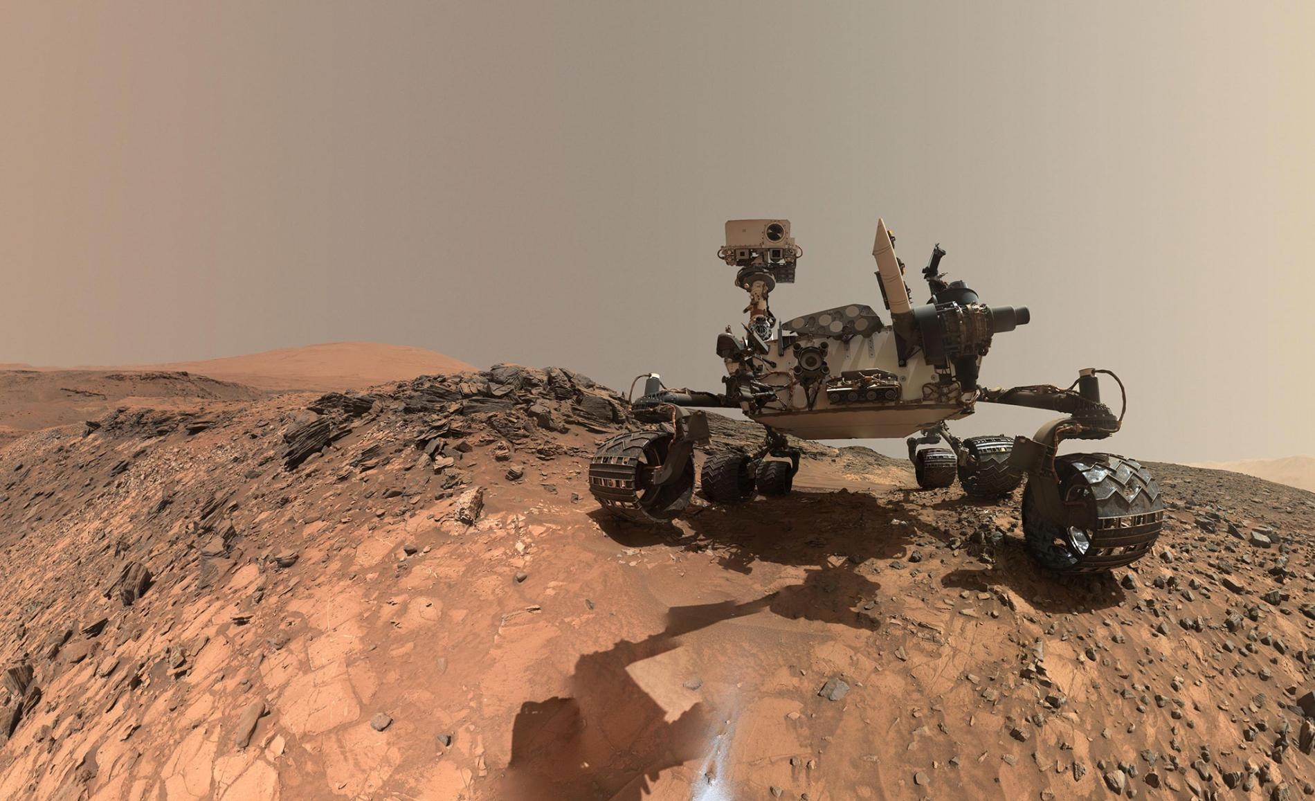 NASA的好奇號於2015年暫時停留在夏普山的較低區域，拍攝自拍照。自2012年以來，它就一直在探索火星的這個區域，收集大氣資料等科學數據。PHOTOGRAPH COURTESY NASA, JPL-CALTECH/MSSS