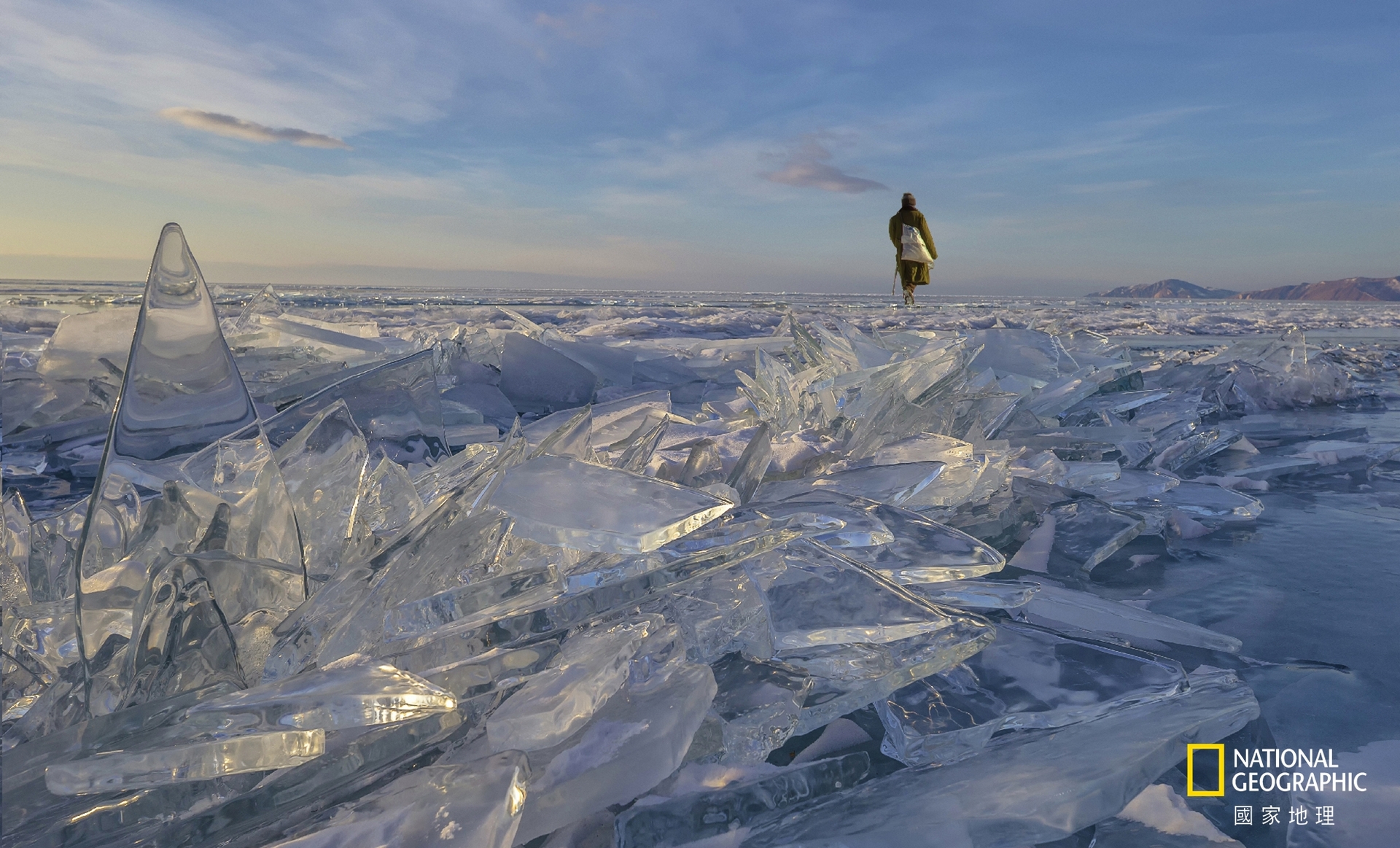 地方組冠軍：極凍世界 (攝影：陳鈺山)。俄羅斯貝加爾湖是全球最大淡水湖，深度可達1600多米，佔全球淡水儲存量的1/6。每年2月到4月湖面結冰，它的美只有你身歷其境才能體會大自然間的奧妙，只有美能形容。