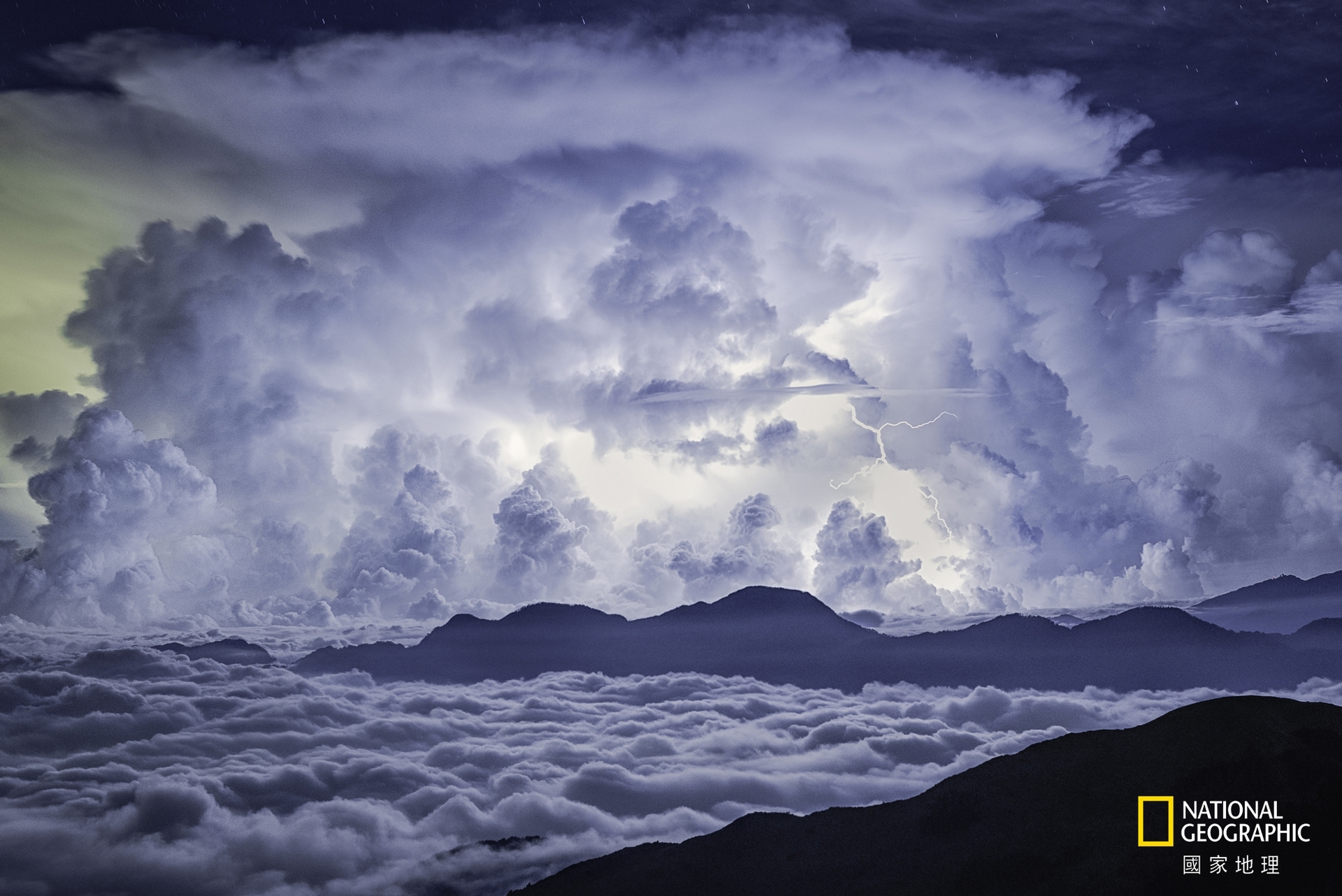 自然組冠軍：通往雲層入口 (攝影：陳朝宇)。三千三百公尺的高頂上，這天頻繁閃劃寧靜黑夜，在夾層雲中點燃通往白的空間，如果漂浮能實現也想親身體驗。