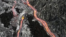 空拍視角：普奧火山口噴發，流出紅通通的「熔岩河」