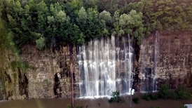 大雨讓採石場出現了大瀑布！