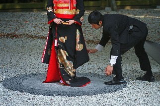 調整衣服的日本新娘