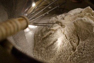 COVID-19對全球食品業的衝擊 麵粉大缺貨 牛奶、啤酒、茶葉過剩成廚餘