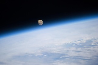 月球將遠古地球壓成一顆馬鈴薯？！ 