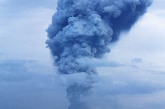 洛孔火山噴發