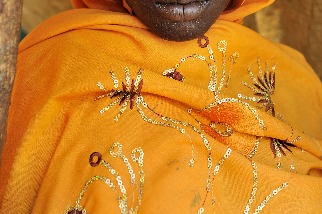 戴著黃色圍巾的蘇丹婦女