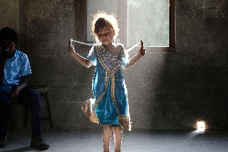玩跳繩的尼泊爾女孩
