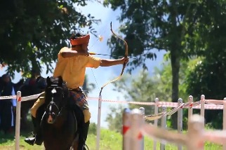 在印尼日漸風行的馬背箭術