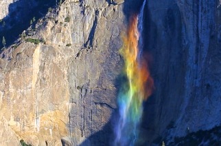 優勝美地國家公園的夢幻「彩虹瀑布」奇景