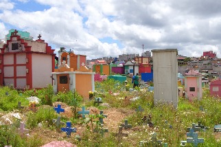 奇奇卡斯特南戈鎮的彩色墓園