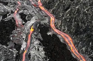 空拍視角：普奧火山口噴發，流出紅通通的「熔岩河」