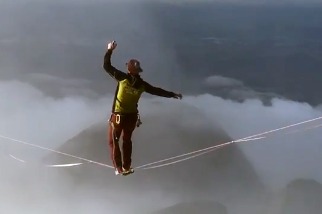 看高空走繩團隊挑戰「上帝的手指」