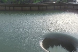 加州貝里埃薩湖的「人造漩渦」
