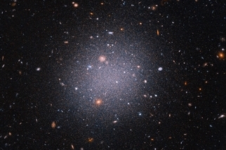 這些古怪星系內的暗物質跑哪去了？