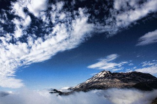 飄浮在空中的聖海倫火山