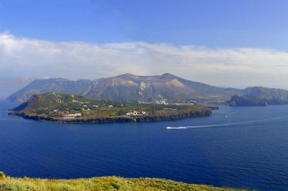 義大利火山島新發現 科學家成功分離出「噬碳」藍綠菌