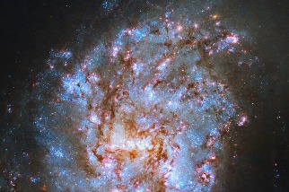 哈伯望遠鏡拍攝星光璀璨的蛇狀棒旋星系
