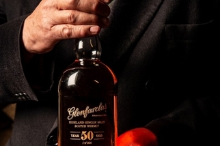 格蘭花格珍稀典藏50年單一麥芽威士忌 全球限量836瓶磅礡上市 致敬第五代傳人 John Grant 領航邁入 50 年  50%酒精濃度極致體現 50 年來精湛雪莉工藝 