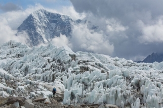 聖母峰雪崩過後：中國女子率先登頂