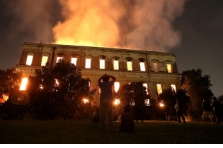 巴西博物館遭火劫，民眾悲怒交織