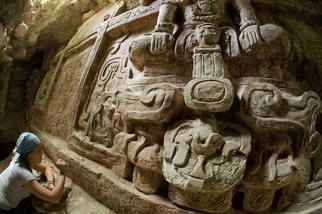 大型馬雅雕刻於瓜地馬拉出土